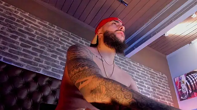 SantiagoHincapiie online show from March 13, 8:59 pm