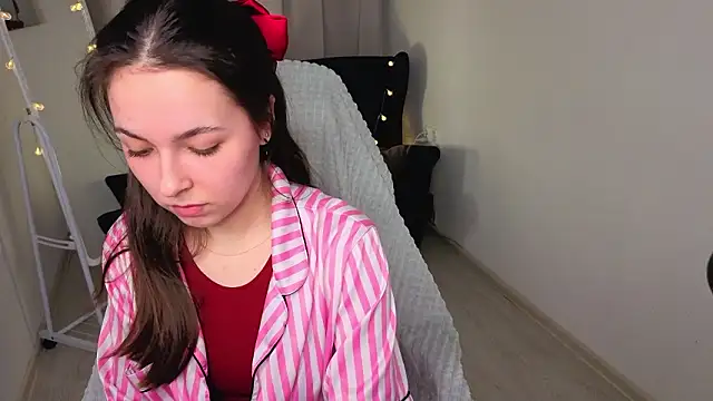 Snapshot of BellaThery chatting on February 20, 1:33 pm BellaThery online show from February 20, 1:33 pm