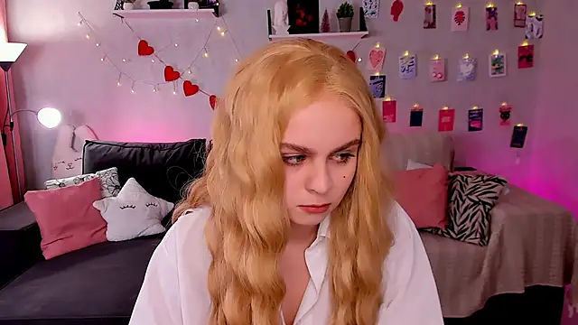 Snapshot of VivienAllen chatting on February 22, 9:08 am VivienAllen online show from February 22, 9:08 am