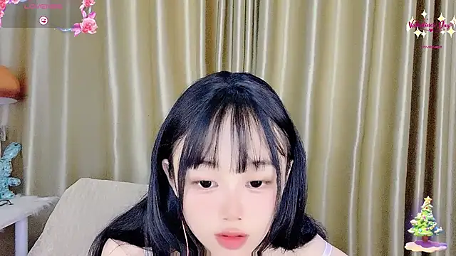 okyssa online show from June 12, 4:00 am