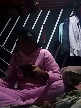 Snapshot of zeus23cm1 chatting on February 24, 12:36 pm zeus23cm1 online show from February 24, 12:36 pm