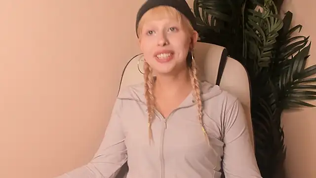 Snapshot of TieraSavell chatting on February 28, 12:06 pm TieraSavell online show from February 28, 12:06 pm