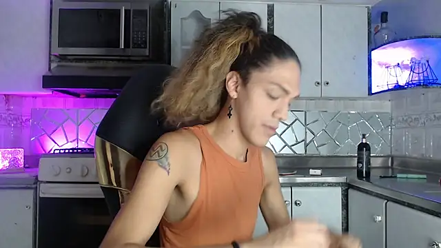 CrisOzzz online show from April 20, 7:15 pm