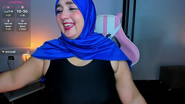 Snapshot of HijabiMilff chatting on May 29, 1:53 pm HijabiMilff online show from May 29, 1:53 pm