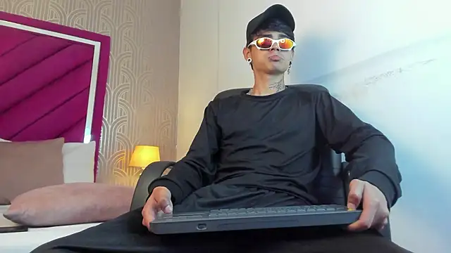 Snapshot of Dominic_Foxx chatting on February 27, 1:22 pm Dominic Foxx online show from February 27, 1:22 pm