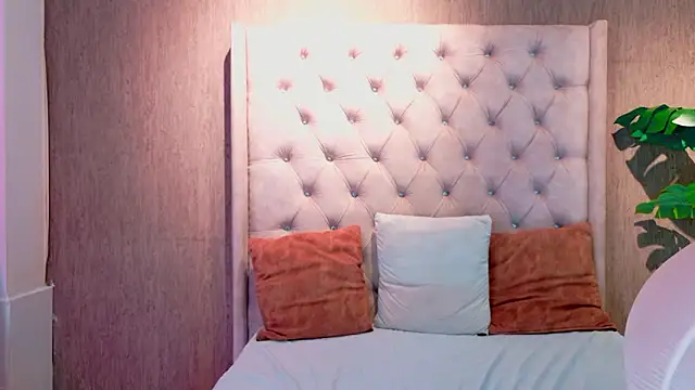 Snapshot of Sophie_Rousses chatting on February 24, 1:31 pm Sophie Rousses online show from February 24, 1:31 pm