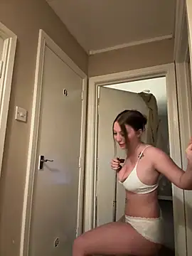 Snapshot of Bellesweett chatting on May 10, 9:20 pm Bellesweett online show from May 10, 9:20 pm