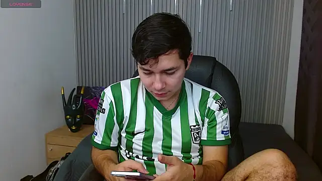 Snapshot of Julian_Smith21 chatting on April 22, 4:37 am Julian Smith21 online show from April 22, 4:37 am