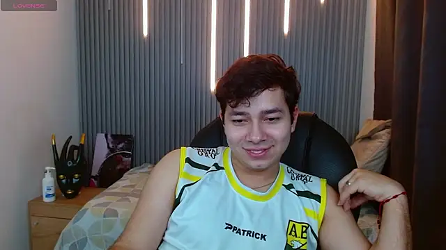 Snapshot of Julian_Smith21 chatting on May 3, 12:16 am Julian Smith21 online show from May 3, 12:16 am