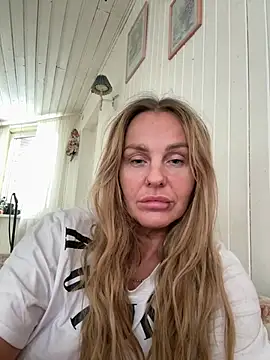 Snapshot of MatureQueen41 chatting on February 25, 11:20 am MatureQueen41 online show from February 25, 11:20 am