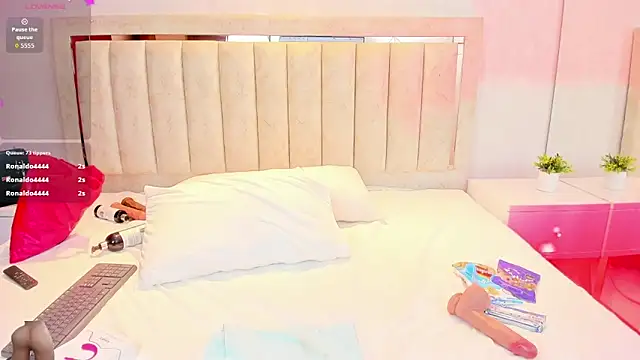 AlaiaMoretti  online show from April 8, 11:48 pm