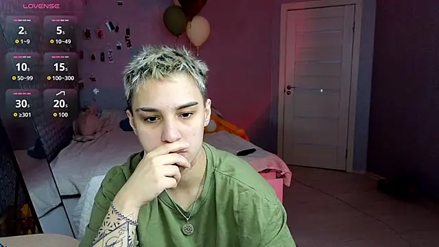 LuxuryLoverss online show from April 14, 11:16 am