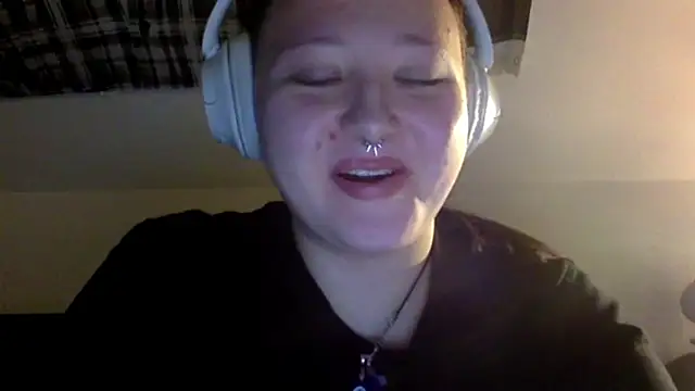 Snapshot of AriaWet chatting on February 24, 5:33 pm AriaWet online show from February 24, 5:33 pm