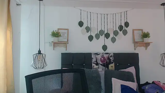 Emma hassani online show from April 8, 2:06 pm