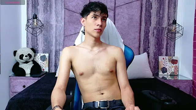 Snapshot of AronTawers chatting on June 2, 9:06 pm AronTawers online show from June 2, 9:06 pm