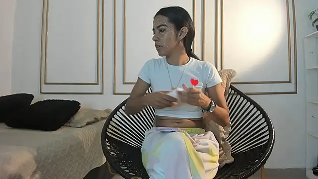 Snapshot of emily_gaviria1 chatting on May 2, 12:10 pm emily gaviria1 online show from May 2, 12:10 pm