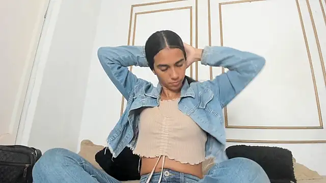 Snapshot of emily_gaviria1 chatting on May 28, 12:13 pm emily gaviria1 online show from May 28, 12:13 pm
