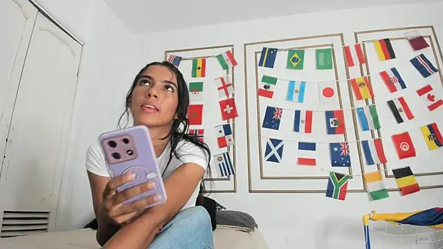 Snapshot of emily_gaviria1 chatting on June 20, 7:16 pm emily gaviria1 online show from June 20, 7:16 pm