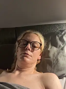 Snapshot of Amelie_BlondeXX chatting on March 3, 8:09 am Amelie BlondeXX online show from March 3, 8:09 am