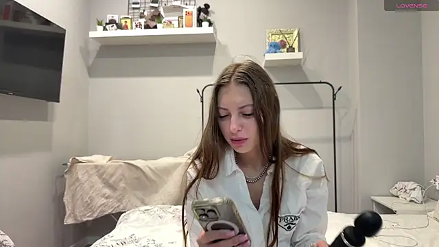 Snapshot of selena_favn chatting on June 10, 2:34 am selena favn online show from June 10, 2:34 am
