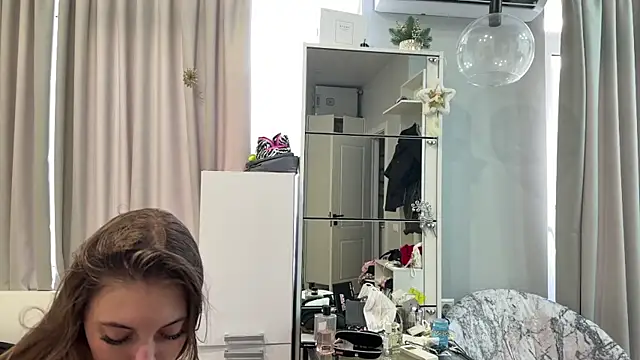 Snapshot of selena_favn chatting on June 25, 5:12 am selena favn online show from June 25, 5:12 am