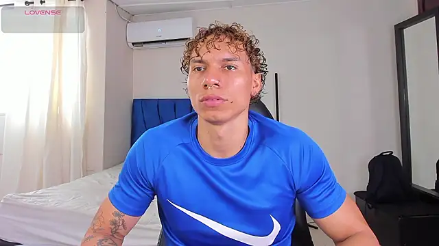 Snapshot of adam_smiith1 chatting on March 3, 1:28 pm adam smiith1 online show from March 3, 1:28 pm