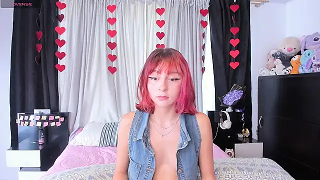 dafnne  hall online show from April 7, 7:47 pm