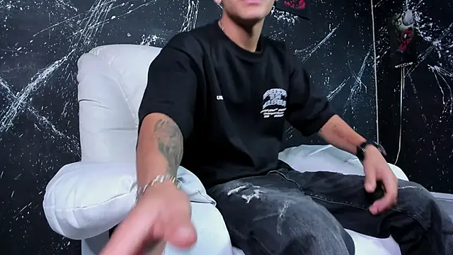 Snapshot of DylanRoyce_ chatting on March 3, 12:33 pm DylanRoyce online show from March 3, 12:33 pm