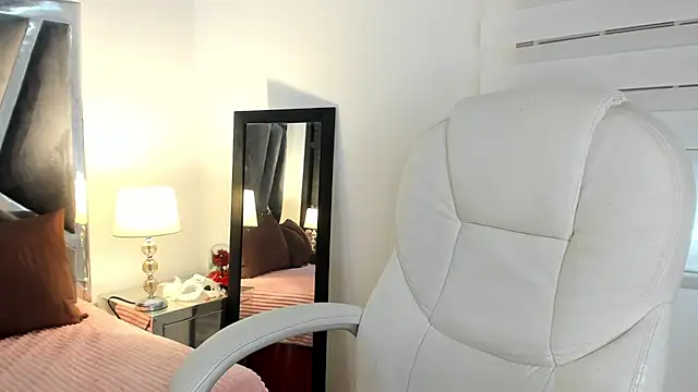 Snapshot of curvy_samantta chatting on March 3, 7:53 pm curvy samantta online show from March 3, 7:53 pm