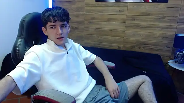 Snapshot of trevor_mob chatting on April 24, 8:22 pm trevor mob online show from April 24, 8:22 pm