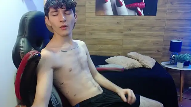 Snapshot of trevor_mob chatting on May 7, 4:34 pm trevor mob online show from May 7, 4:34 pm