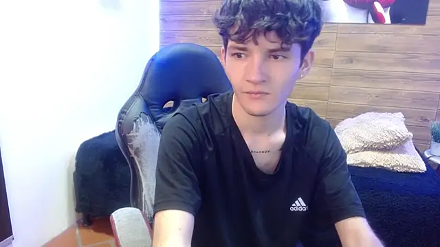 Snapshot of trevor_mob chatting on May 20, 7:20 pm trevor mob online show from May 20, 7:20 pm