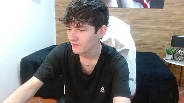 Snapshot of trevor_mob chatting on May 23, 10:25 pm trevor mob online show from May 23, 10:25 pm