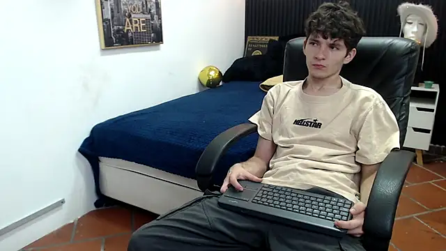 Snapshot of trevor_mob chatting on June 2, 2:19 pm trevor mob online show from June 2, 2:19 pm