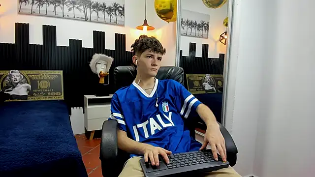 Snapshot of trevor_mob chatting on June 17, 4:30 pm trevor mob online show from June 17, 4:30 pm