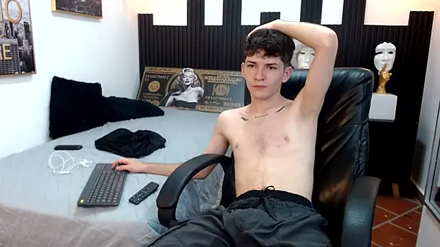 Snapshot of trevor_mob chatting on June 19, 5:39 pm trevor mob online show from June 19, 5:39 pm