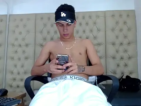 Snapshot of Hollmanhot chatting on March 4, 2:28 am Hollmanhot online show from March 4, 2:28 am