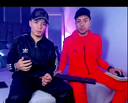 Snapshot of alex_and_christhoper chatting on February 28, 1:39 am alex and christhoper online show from February 28, 1:39 am