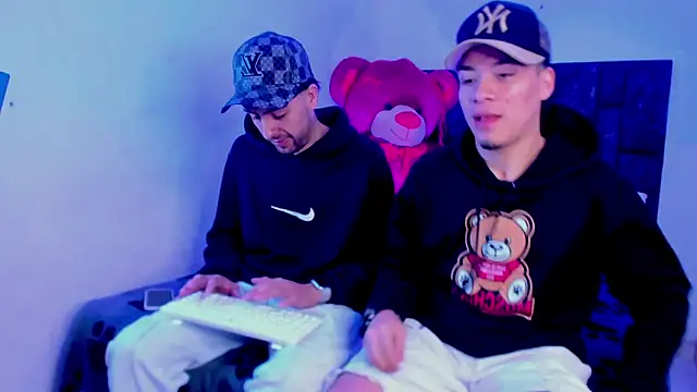 alex and christhoper online show from March 29, 8:25 am