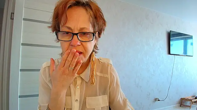 Snapshot of LioraWeiss chatting on May 4, 5:36 am LioraWeiss online show from May 4, 5:36 am