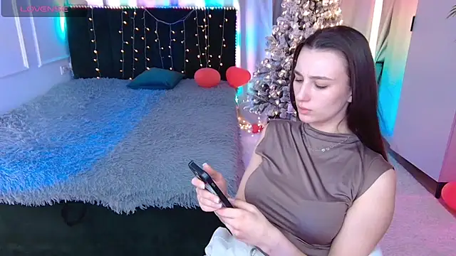 Vivian Wee online show from February 27, 9:15 pm