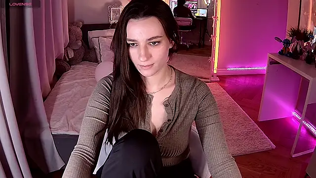 Vivian Wee online show from March 1, 9:50 pm