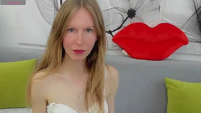 Snapshot of Mira_XOo chatting on May 1, 2:10 pm Mira XOo online show from May 1, 2:10 pm