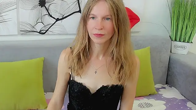 Snapshot of Mira_XOo chatting on July 20, 1:57 pm Mira XOo online show from July 20, 1:57 pm