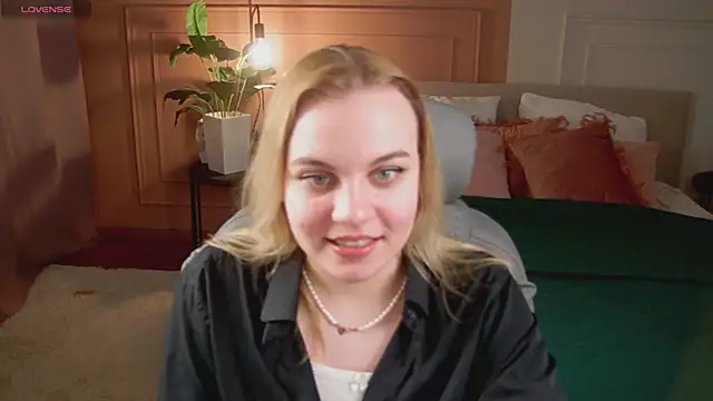 Snapshot of Glow_Margo chatting on April 18, 1:09 am Glow Margo online show from April 18, 1:09 am