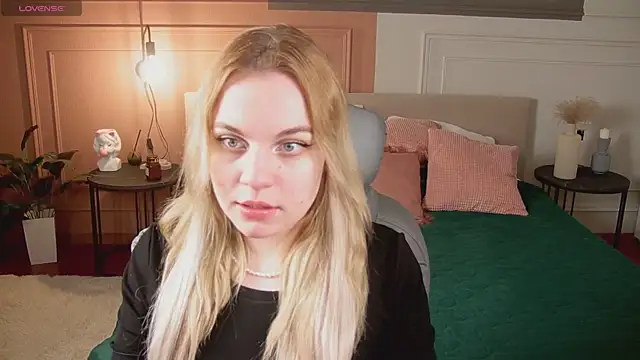 Snapshot of Glow_Margo chatting on April 23, 1:07 am Glow Margo online show from April 23, 1:07 am