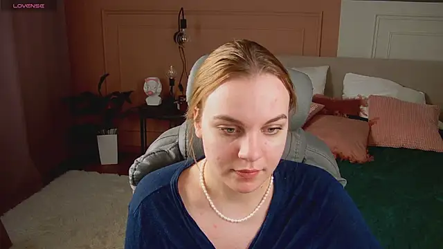 Snapshot of Glow_Margo chatting on April 24, 1:19 am Glow Margo online show from April 24, 1:19 am