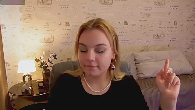 Snapshot of Glow_Margo chatting on May 6, 3:02 am Glow Margo online show from May 6, 3:02 am