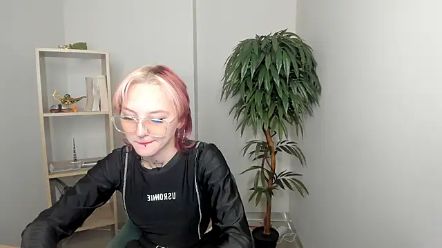 LilySalmond online show from March 6, 8:11 am