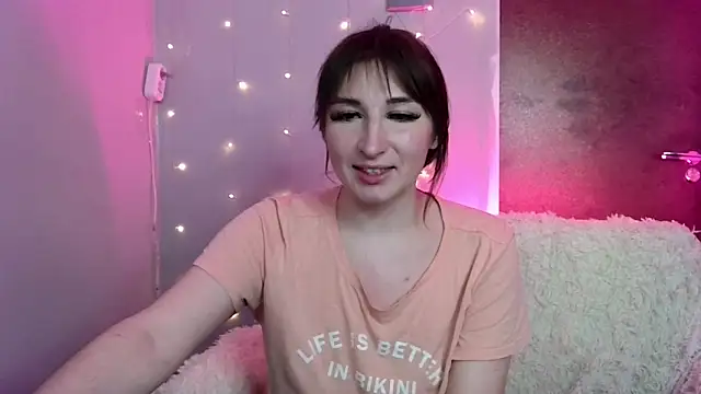 Snapshot of Birdie_Kiss chatting on May 27, 9:12 pm Birdie Kiss online show from May 27, 9:12 pm
